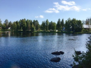 夏のフィンランドの美しい湖